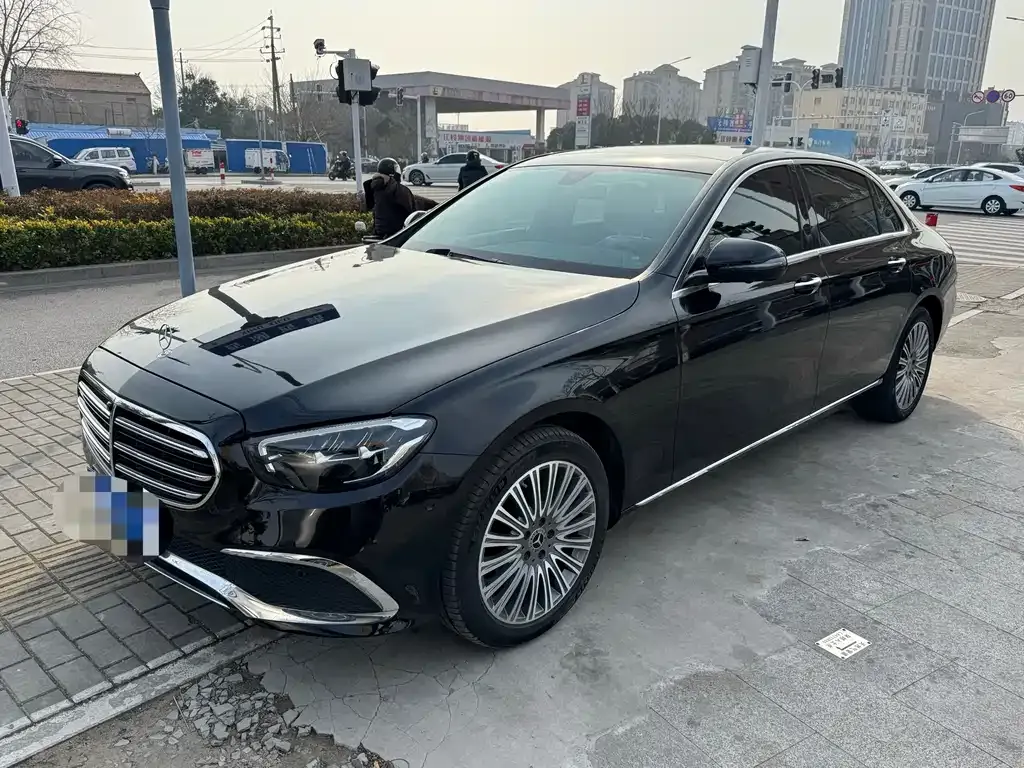 Mercedes-Benz E-Class — фото 1