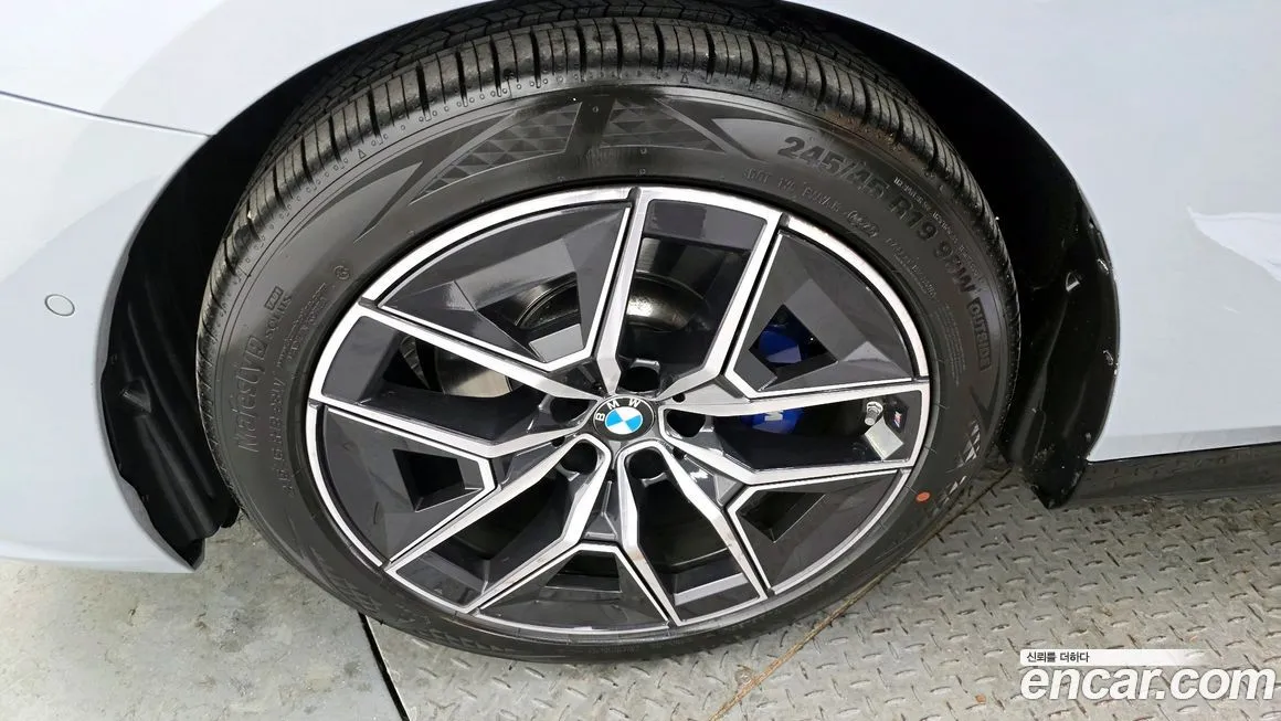 BMW 5-Series — фото 10