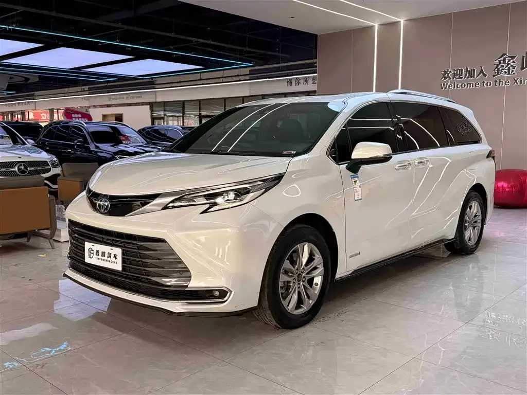 Toyota Sienna — фото 1