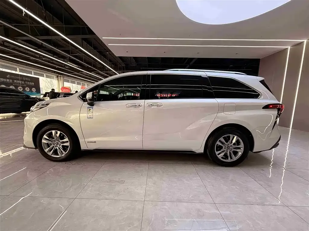 Toyota Sienna — фото 3
