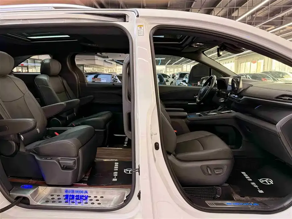 Toyota Sienna — фото 4