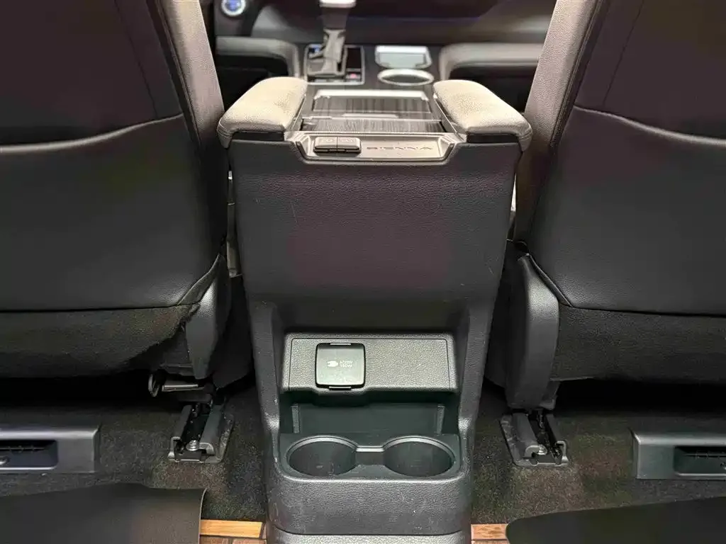 Toyota Sienna — фото 7