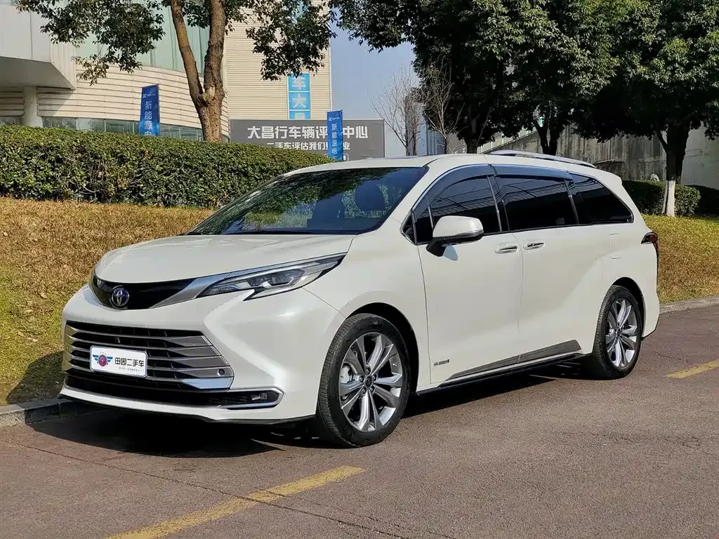 Toyota Sienna — фото 1