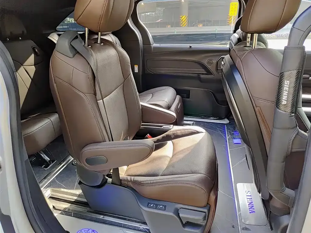 Toyota Sienna — фото 4