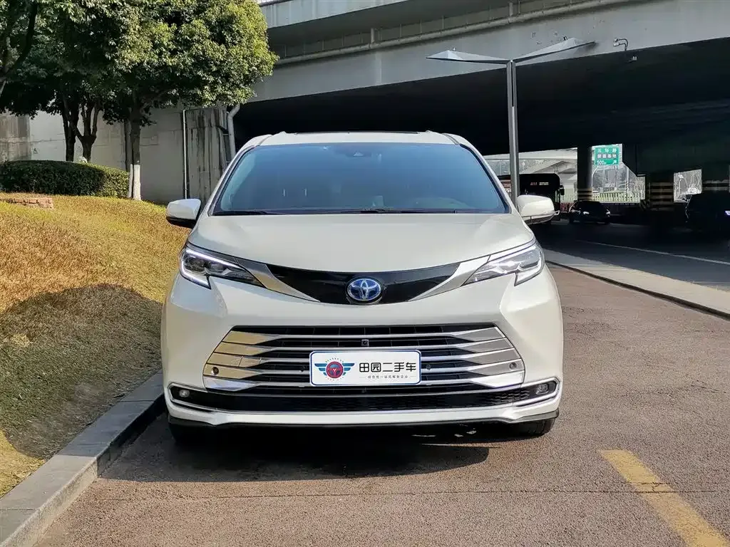 Toyota Sienna — фото 5