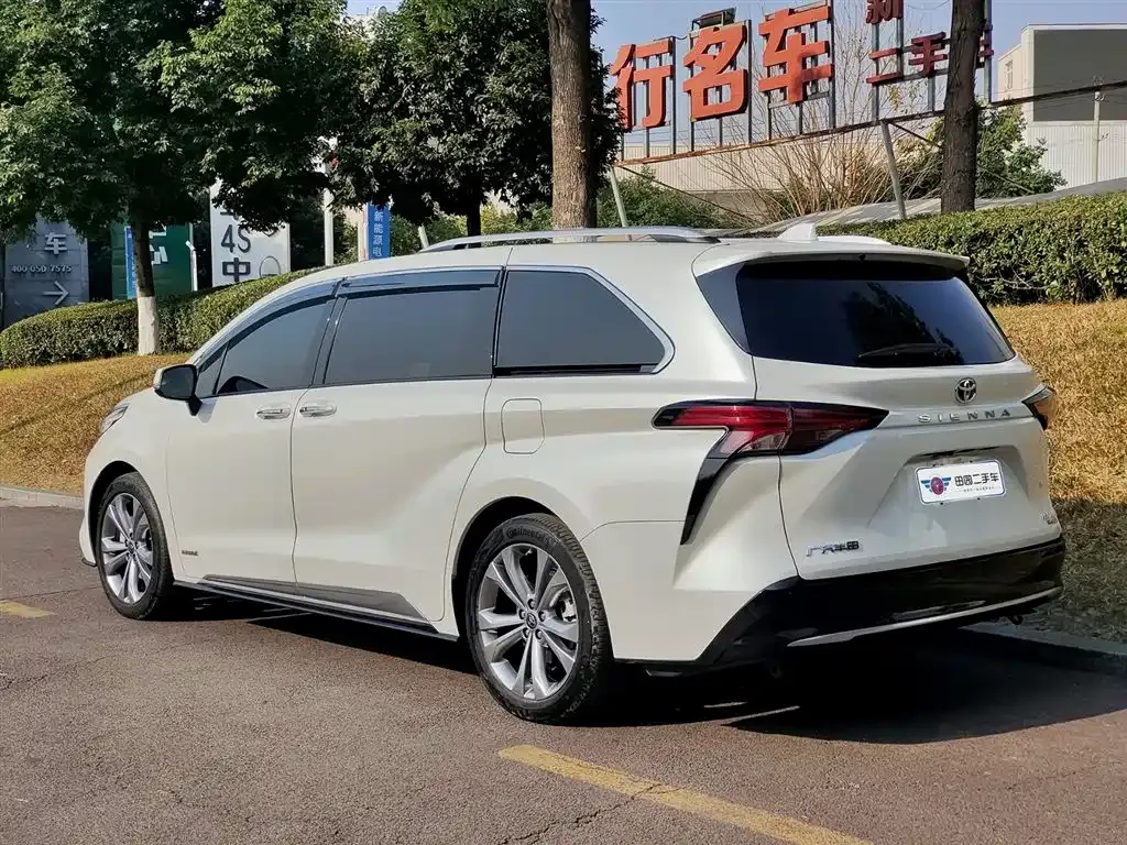 Toyota Sienna — фото 10