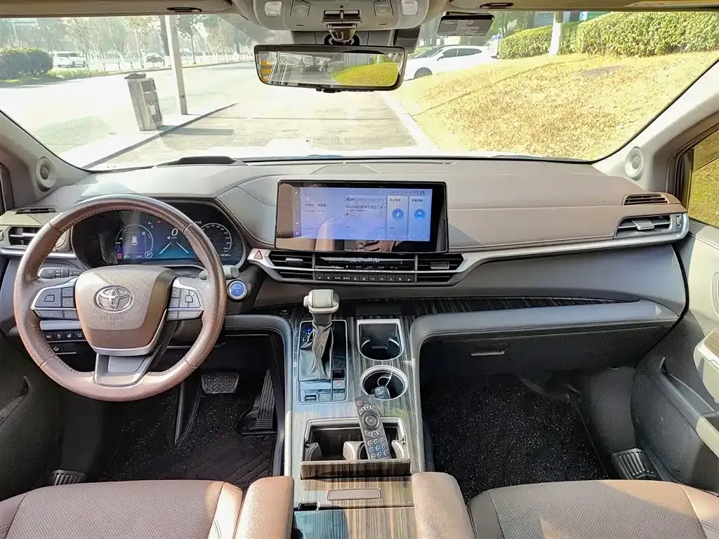 Toyota Sienna — фото 3