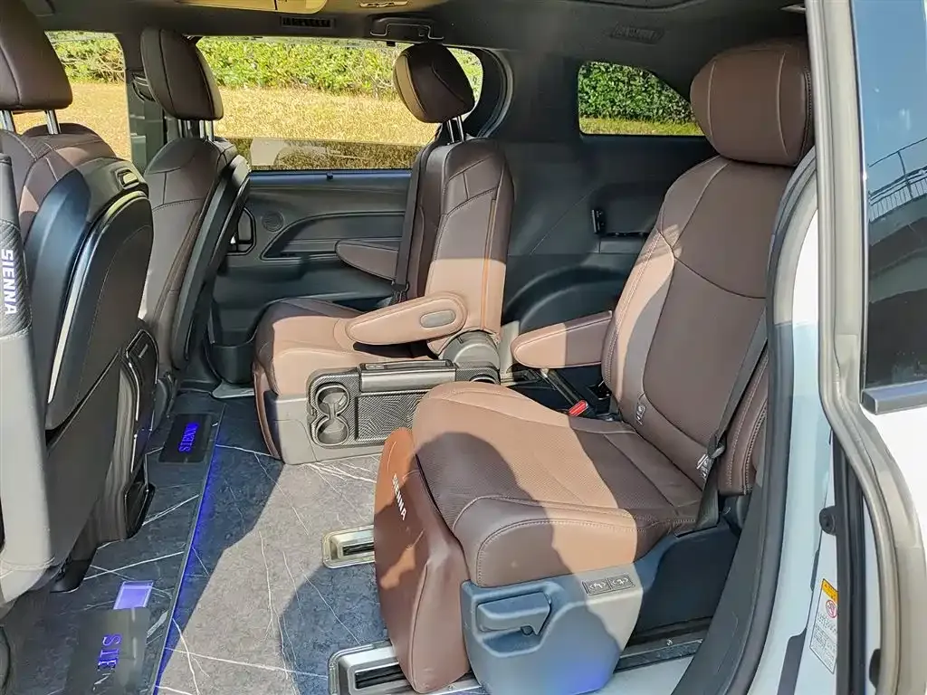 Toyota Sienna — фото 7
