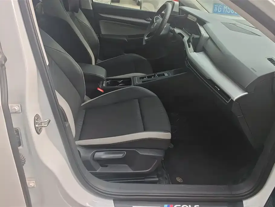 Volkswagen Golf 2023 из CN, фото 5