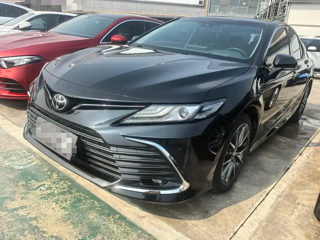 Toyota Camry — фото 1