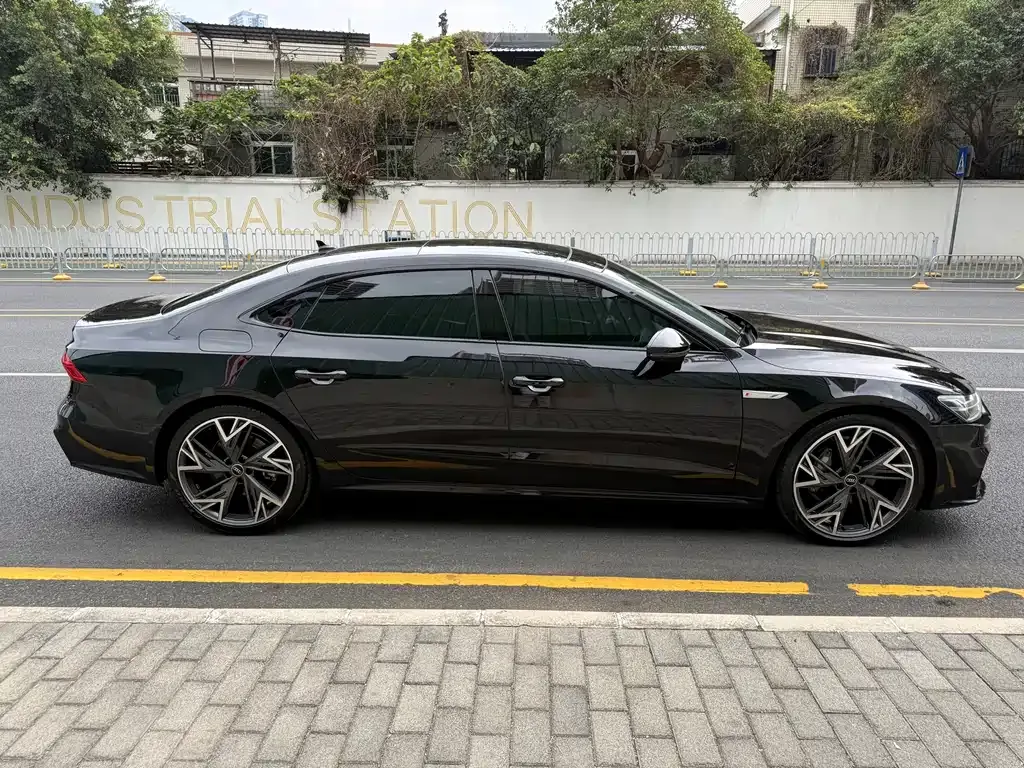 Audi A7L — фото 9