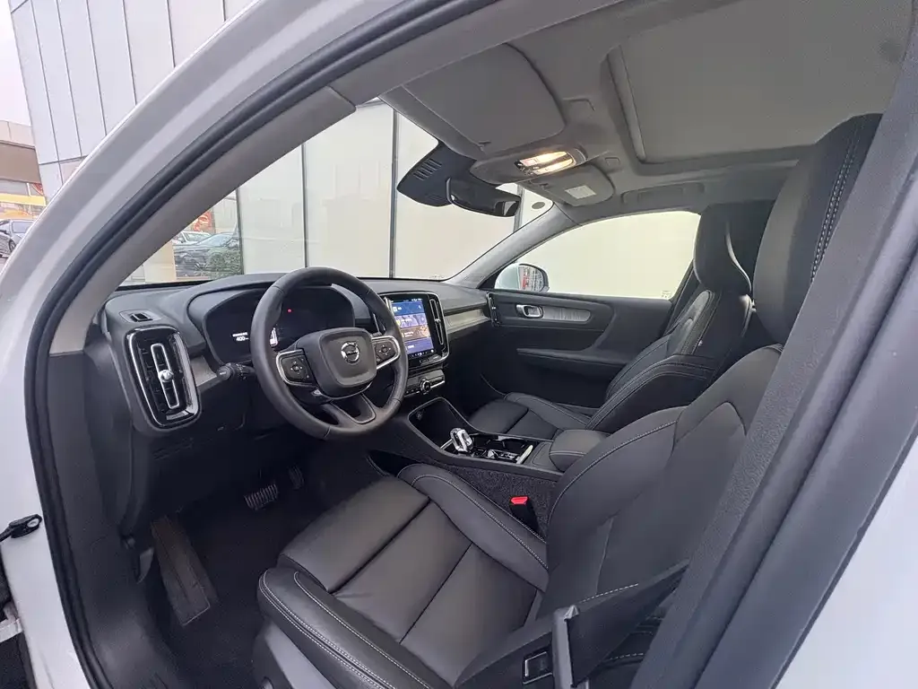 Volvo XC40 2024 из CN, фото 2