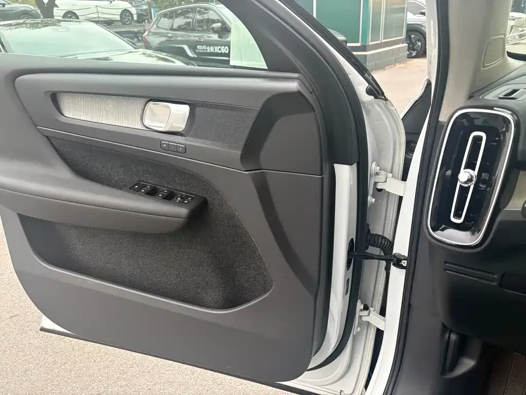 Volvo XC40 2024 из CN, фото 8