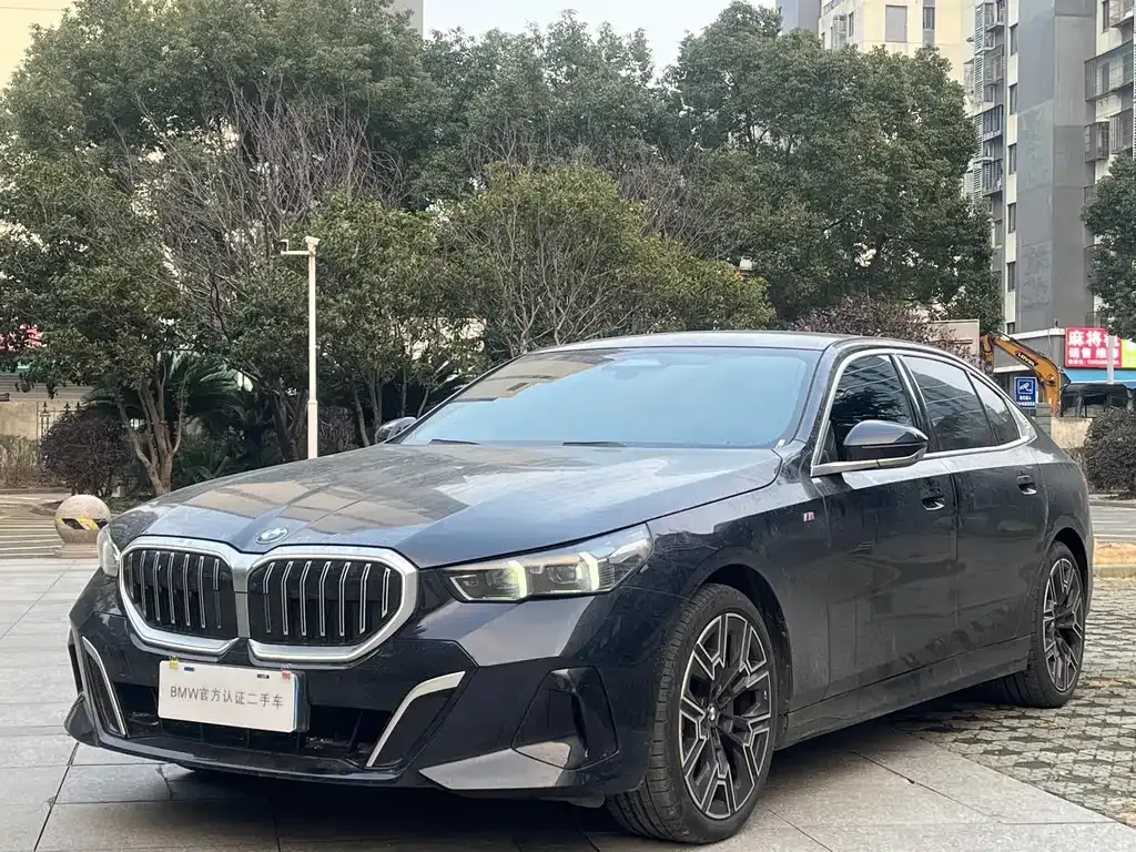 BMW 5 Series — фото 1