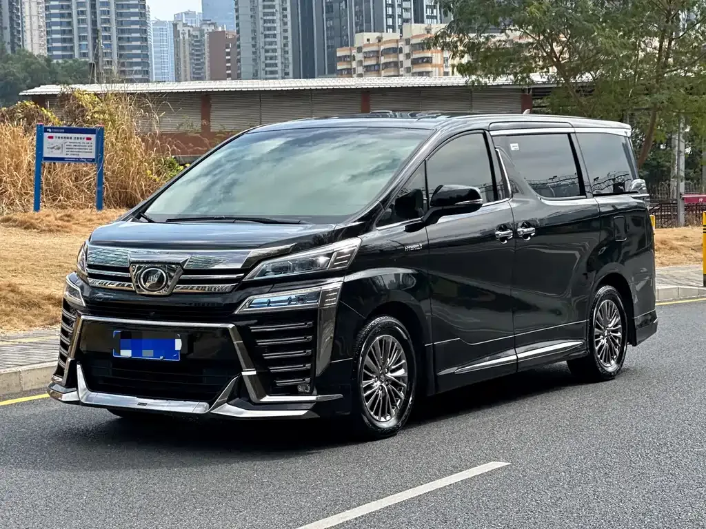 Toyota Vellfire — фото 1