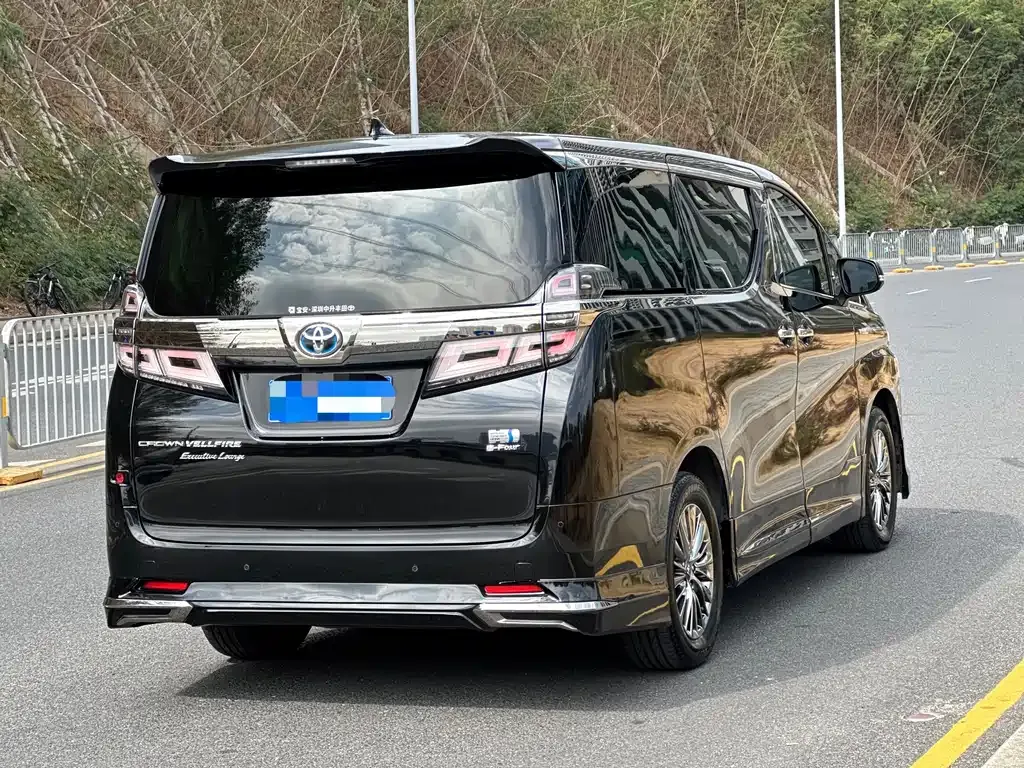 Toyota Vellfire — фото 3