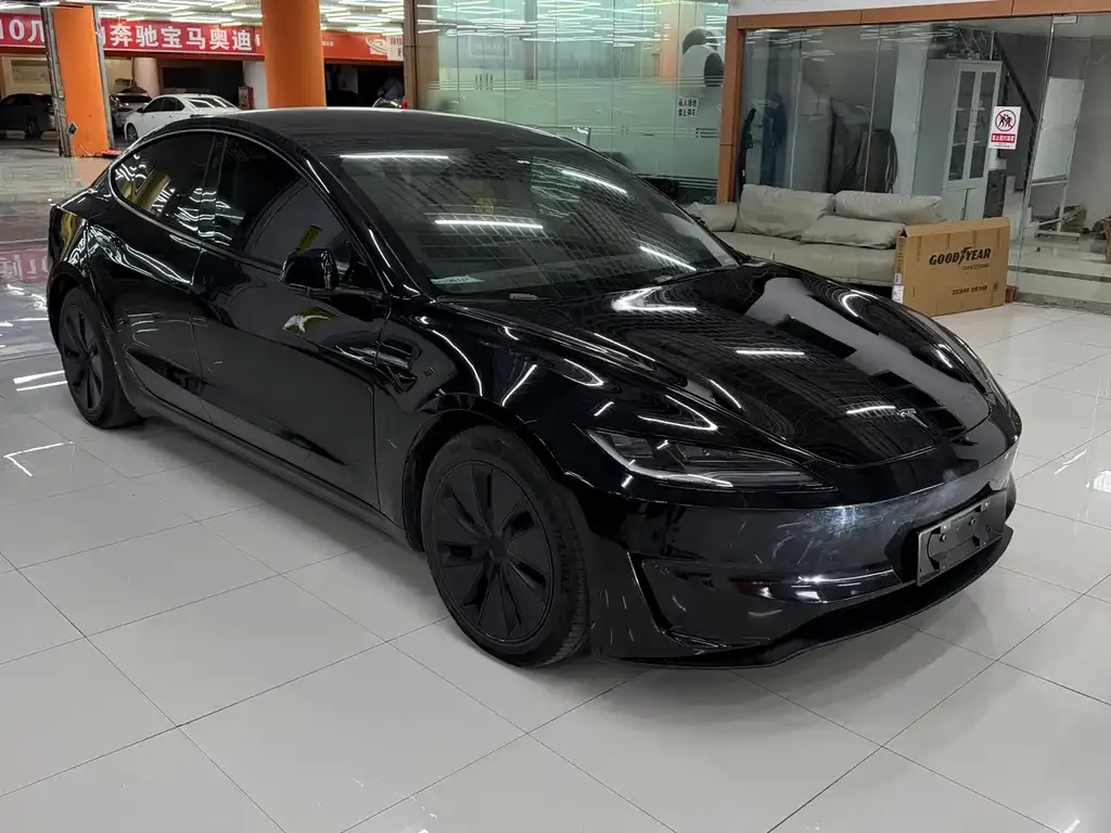 Tesla Model 3 — фото 1