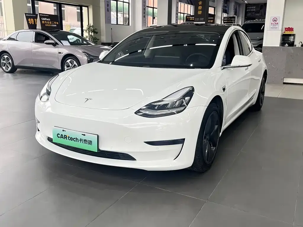 Tesla Model 3 — фото 1