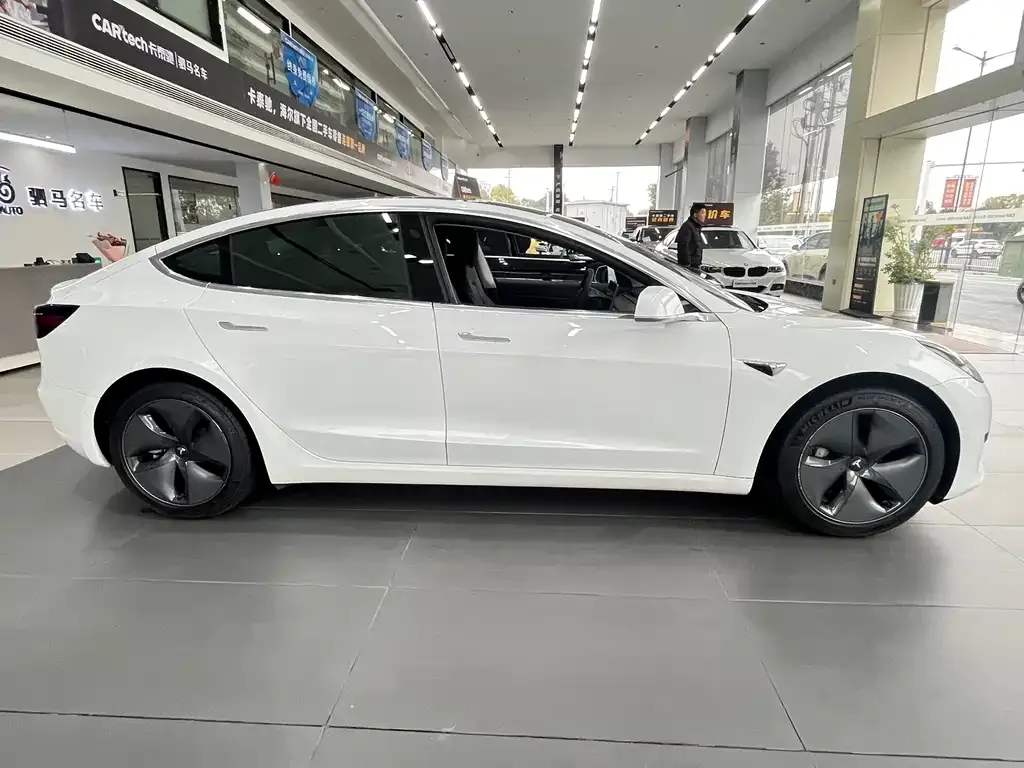 Tesla Model 3 — фото 4