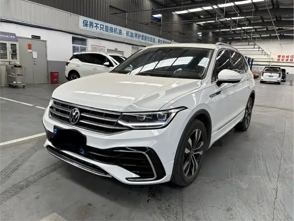 Volkswagen Tiguan L — фото 1