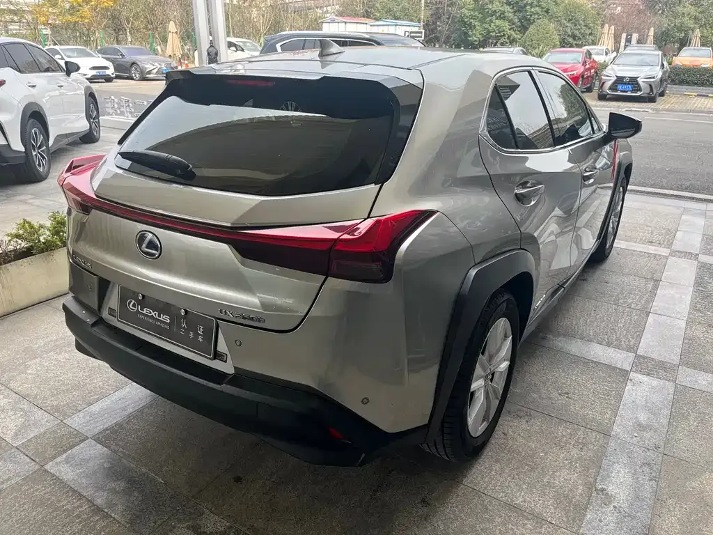 Lexus UX — фото 8