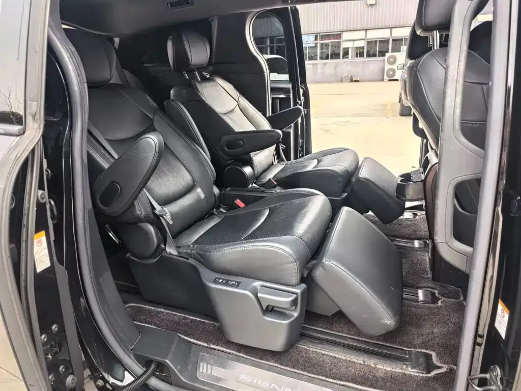 Toyota Sienna 2022 из CN, фото 4