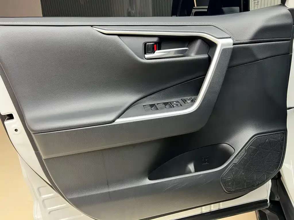 Toyota RAV4 — фото 8