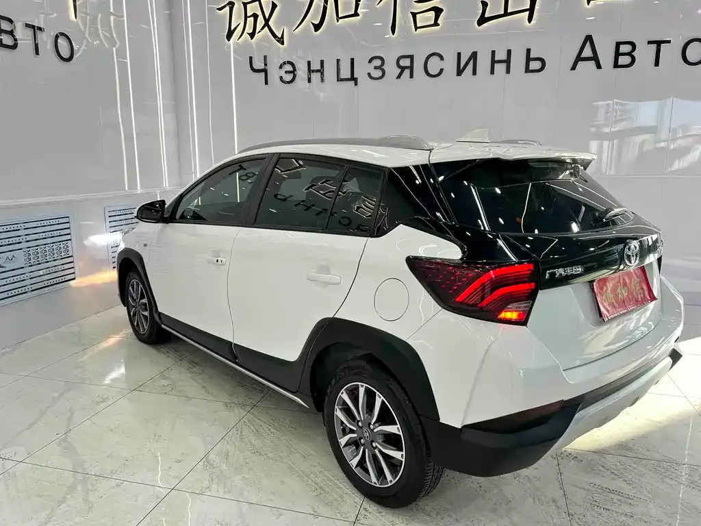 Toyota Yaris L — фото 3