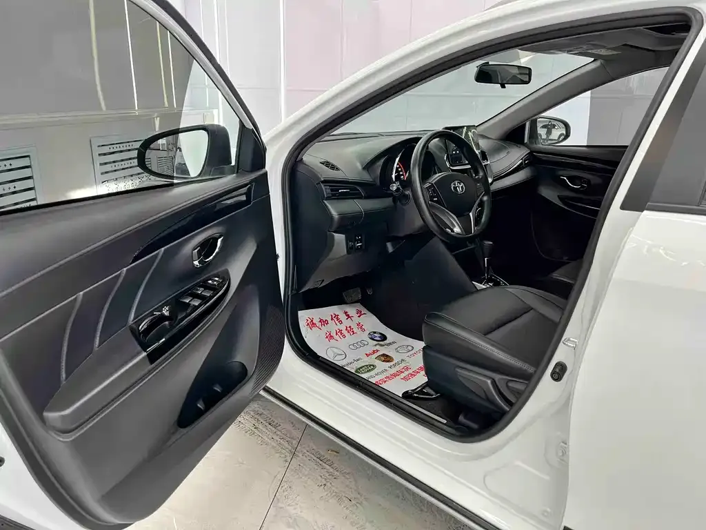Toyota Yaris L — фото 7