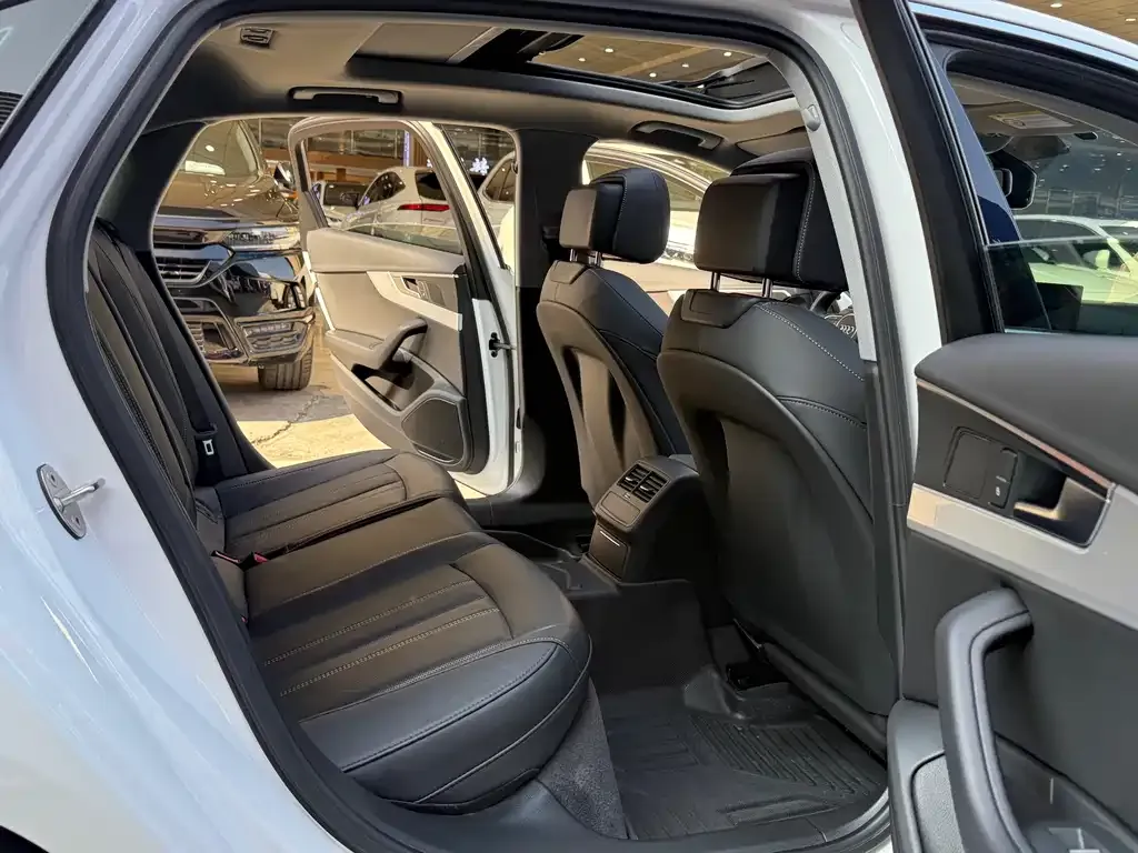 Audi A4L 2023 из CN, фото 6