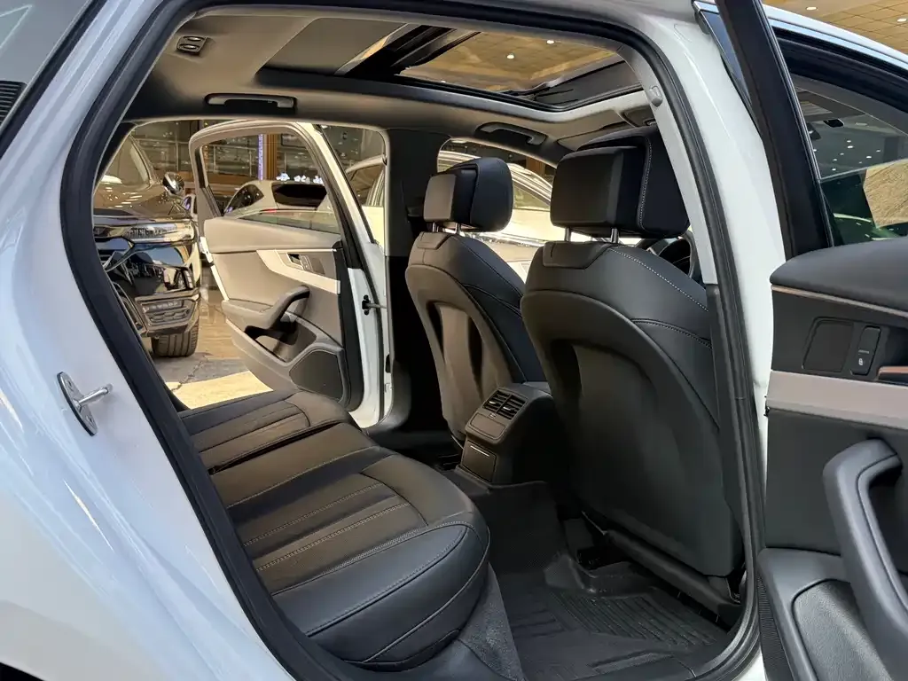 Audi A4L 2023 из CN, фото 4