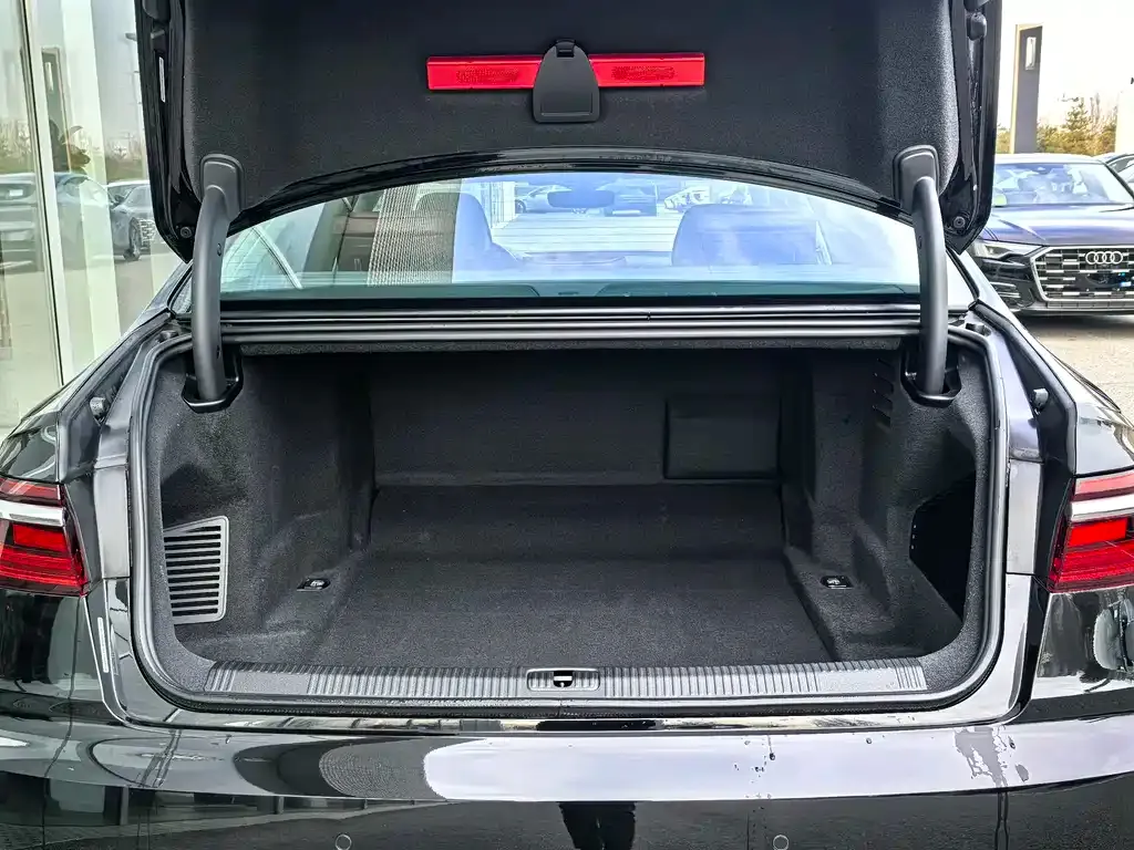 Audi A8 — фото 5