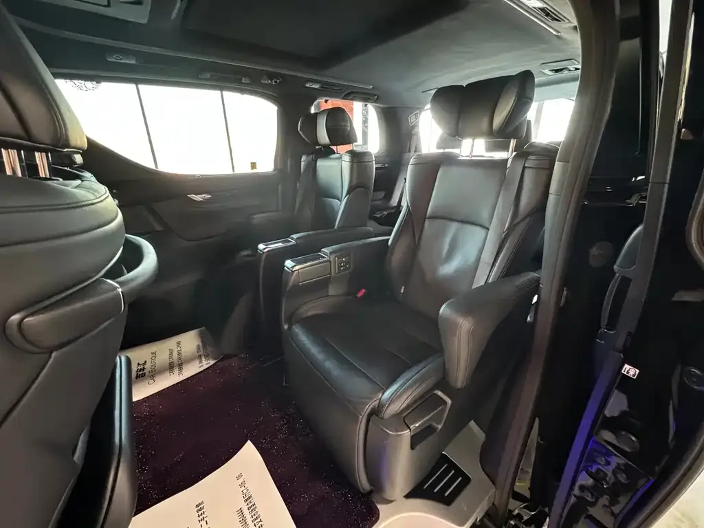 Toyota Vellfire — фото 8