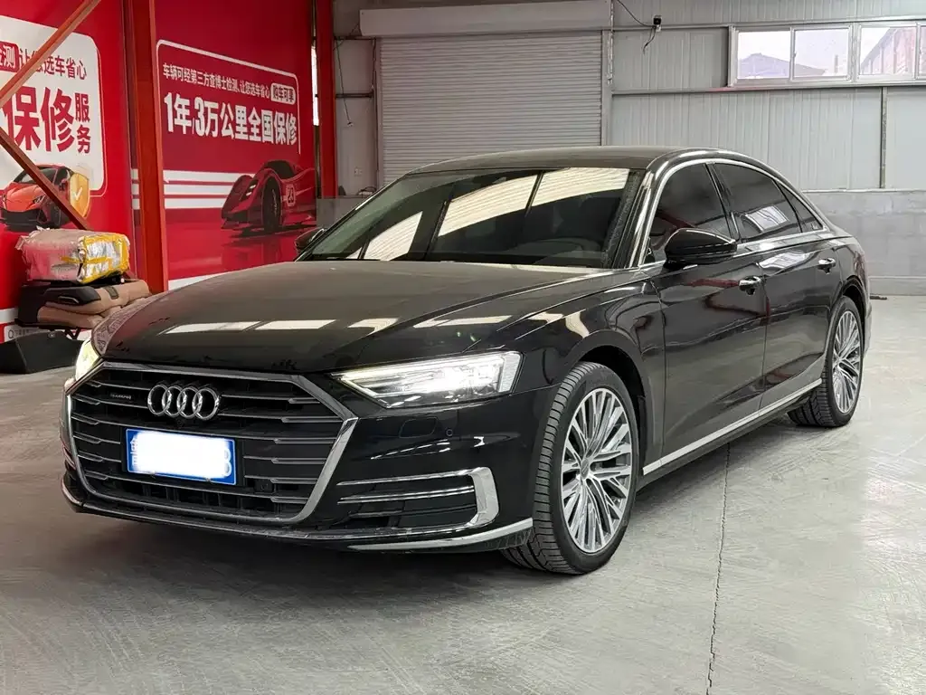 Audi A8 — фото 1