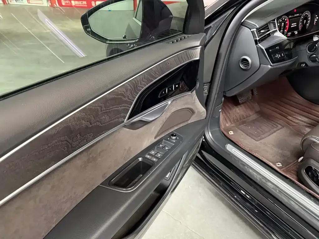 Audi A8 — фото 6