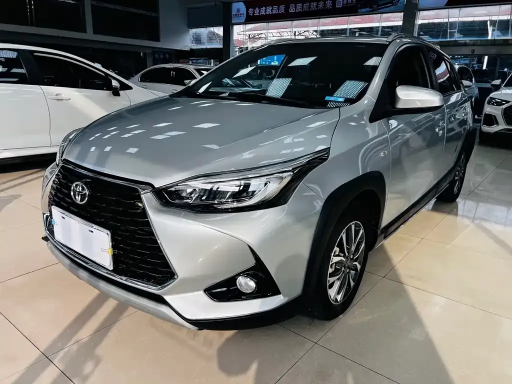 Toyota Yaris L — фото 1