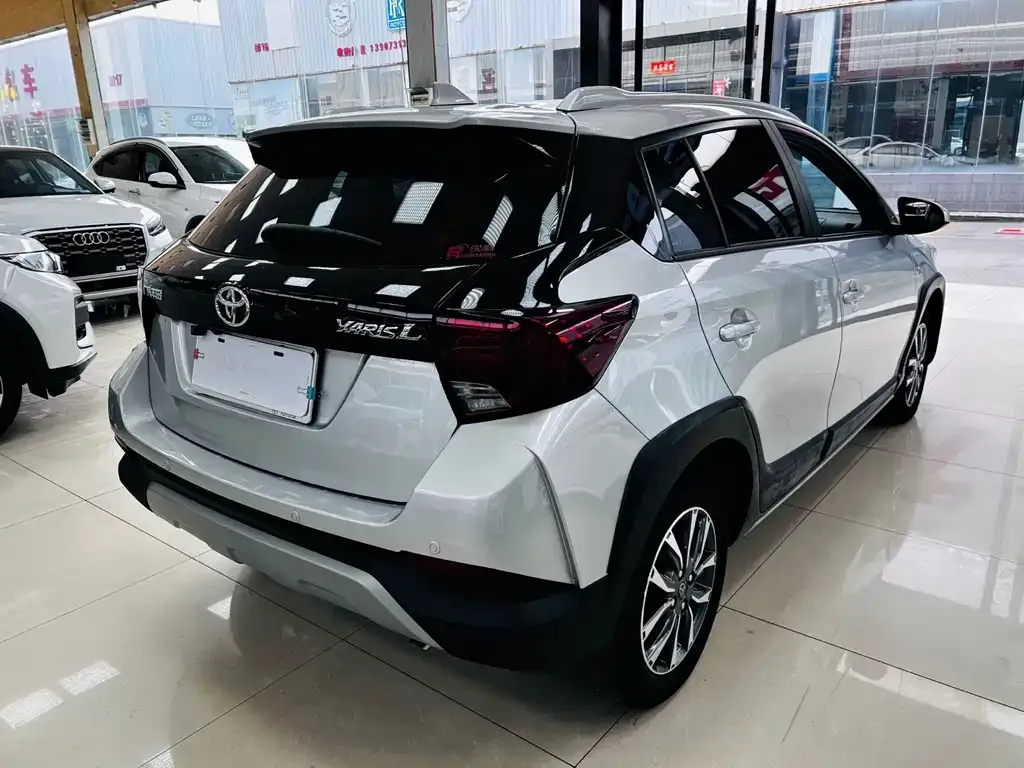 Toyota Yaris L — фото 4