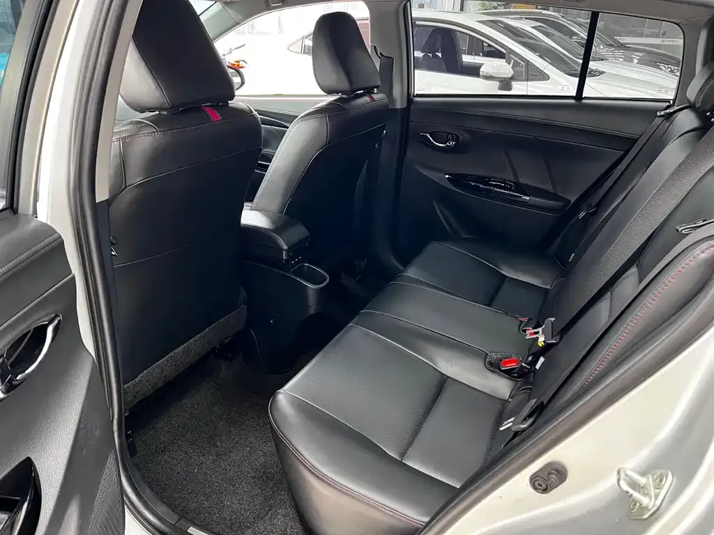 Toyota Yaris L — фото 2