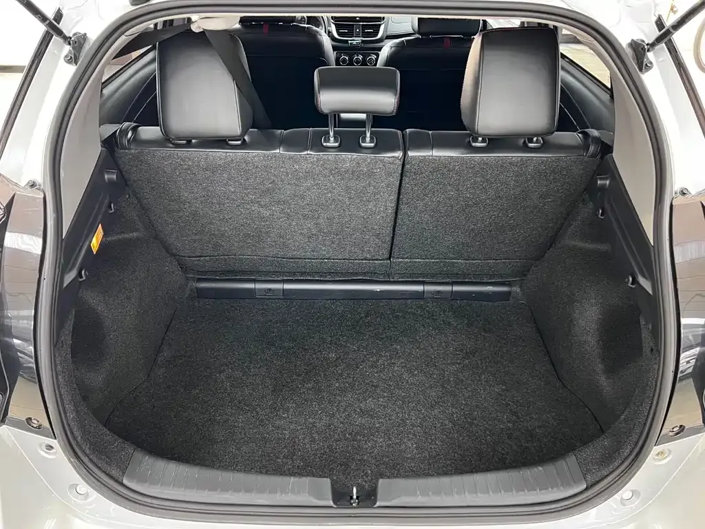 Toyota Yaris L — фото 10