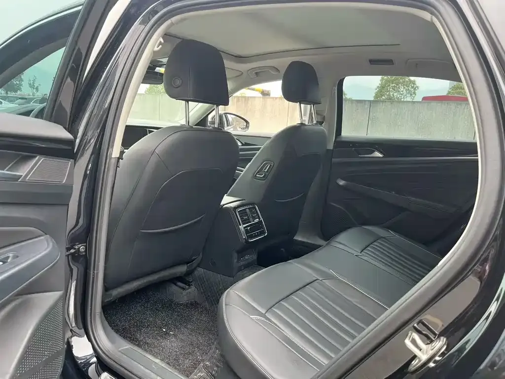 Volkswagen Passat 2023 из CN, фото 2