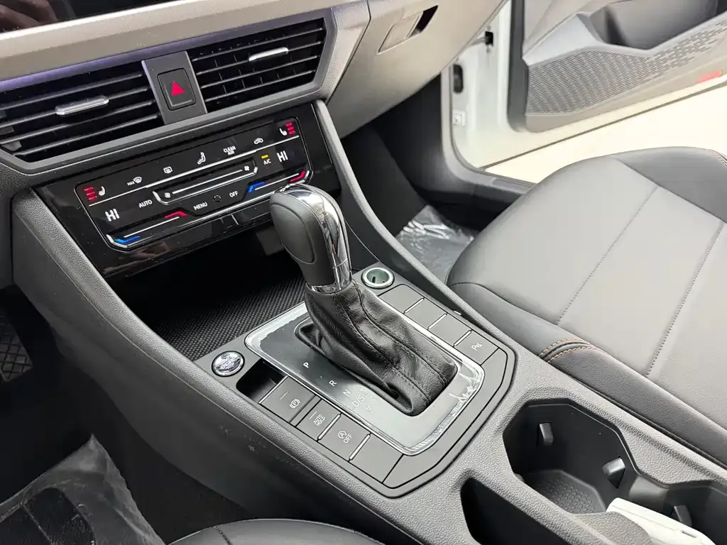 Volkswagen Bora 2023 из CN, фото 10