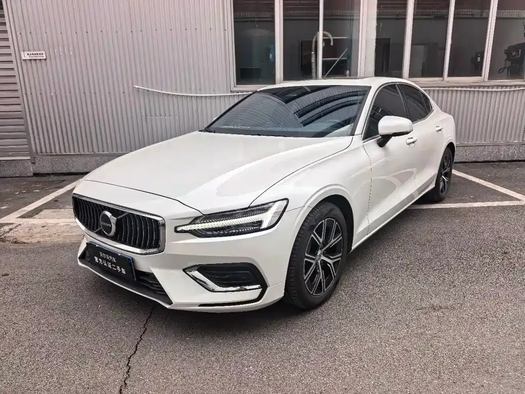 Volvo S60 — фото 1