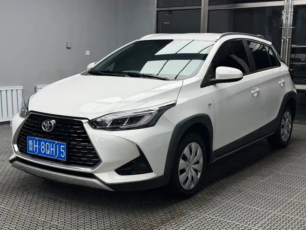 Toyota Yaris L — фото 1