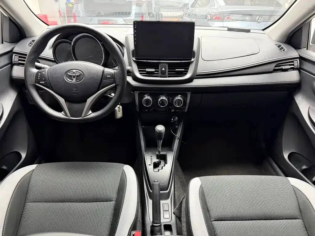 Toyota Yaris L — фото 10
