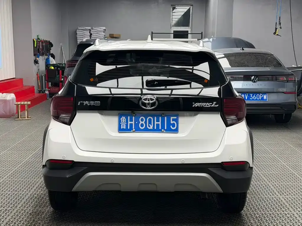 Toyota Yaris L — фото 2