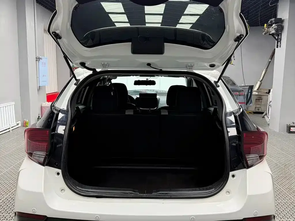 Toyota Yaris L — фото 9