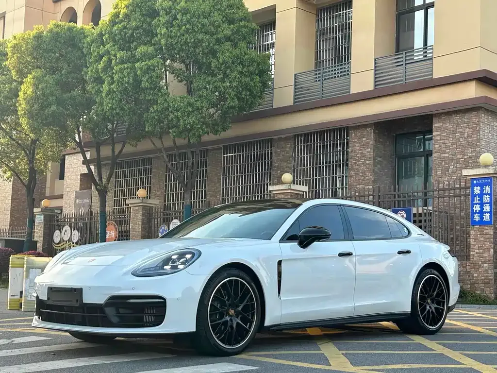 Porsche Panamera — фото 1
