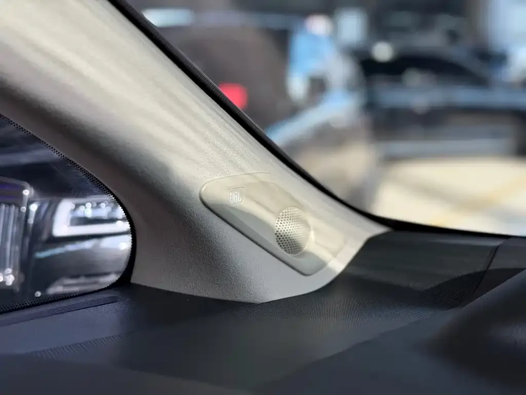 Toyota Alphard — фото 2