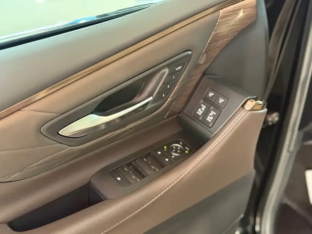 Toyota Alphard — фото 9