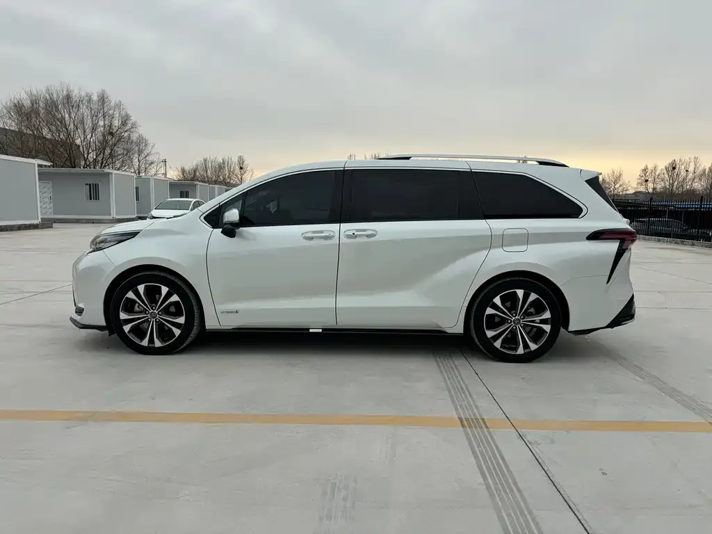 Toyota Granvia 2023 из CN, фото 3